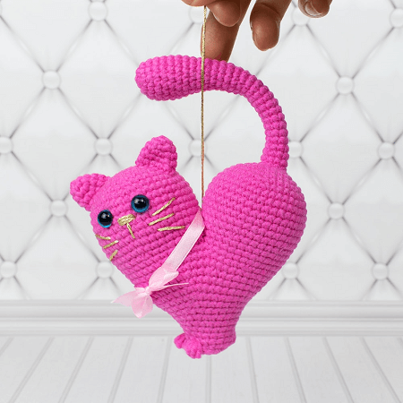 Valentine's Day Crochet Cat Pattern by Amigurumi Today