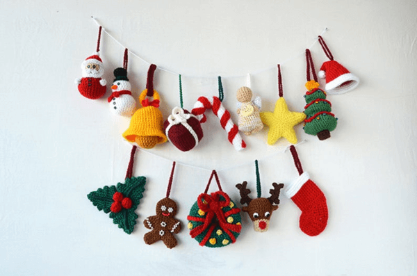 A Very Merry Crochet Christmas Ornament Pattern by Vliegende Hollander