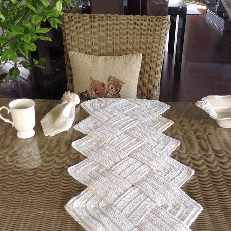 Crochet Table Runner Pattern by Turquoise Pattern