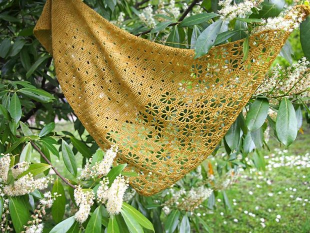 Falling flowers spring shawl uses blocking in crochet technique