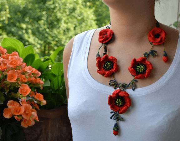 Crochet Poppy Necklace Pattern by Hanci Crochets