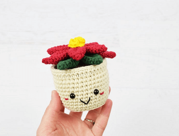 Crochet Potted Poinsettia Pattern by Yarn Blossom Boutique