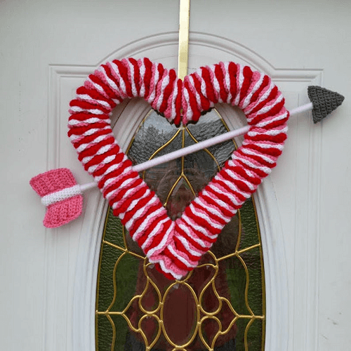 Crochet Heart-Shaped Wreath Pattern by Highland Hickory Dsgns