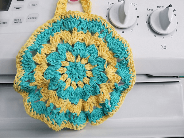 Crochet Shell Stitch Potholder Pattern by Craftdrawer Crafts