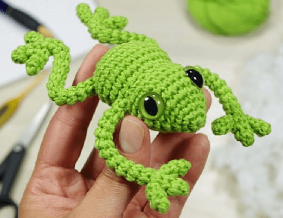 Tree Frog Crochet Pattern by Kristi Tullus