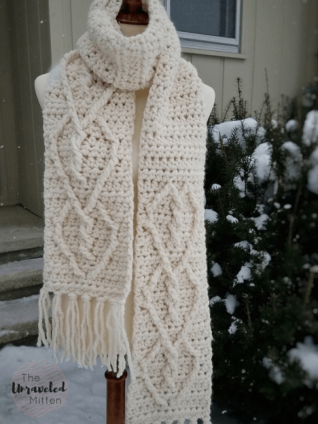 Hearts Entwined Crochet Scarf Pattern by The Unraveled Mitten