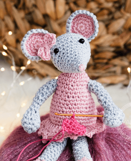 Lisa, The Mouse Crochet Pattern by Yarn Hild