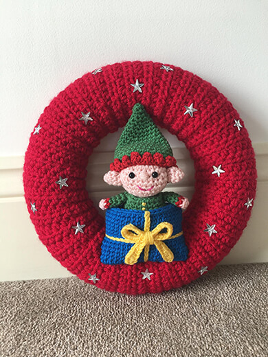 Elf in a Present Sleeping Bag Crochet Christmas Wreath Pattern By LauLovesCrochet