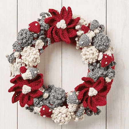 Crochet Festive Wreath Pattern by Hannah Cross