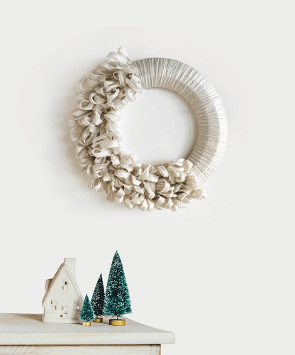 Holiday Christmas Wreath Crochet Pattern by De Brosse NYC