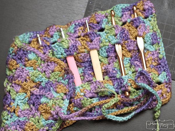 Scalloped Free Crochet Hook Case Pattern by My Merry Messy Life