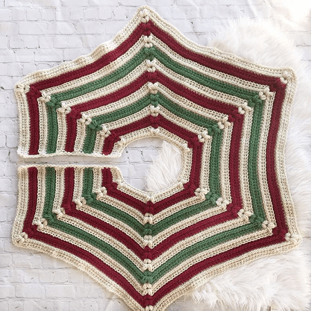Crochet Homestead Tree Skirt Pattern by Hooked Hazel