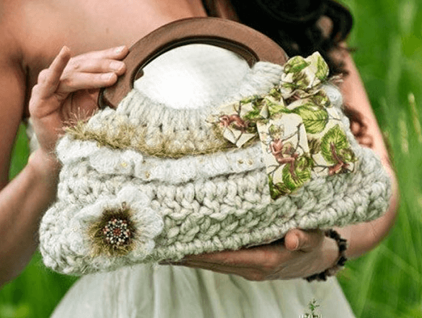 Small Ruffle Purse Crochet Pattern by Yay Crochet Patterns