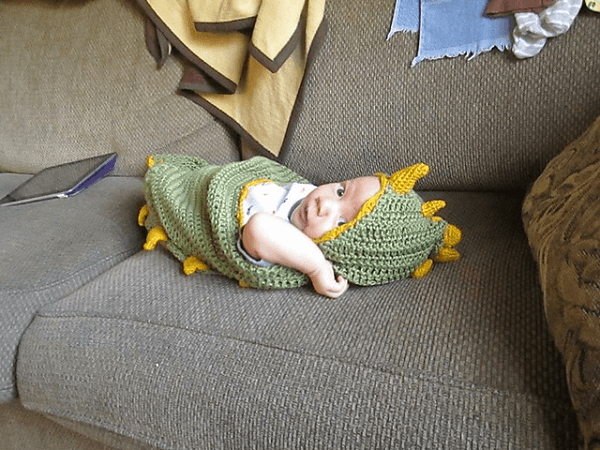 Baby Dinosaur Hooded Blanket Crochet Pattern by Saskia Van Hecke