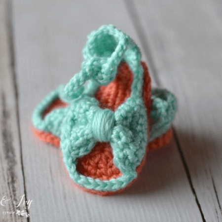 Bitty Bow Baby Sandals Crochet Pattern by Whistle And Ivy
