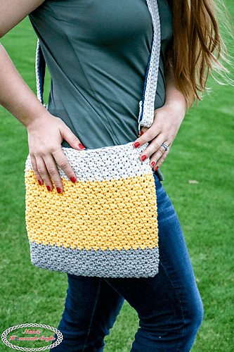 Simple Summer Bag Crochet Pattern by Nicole Riley