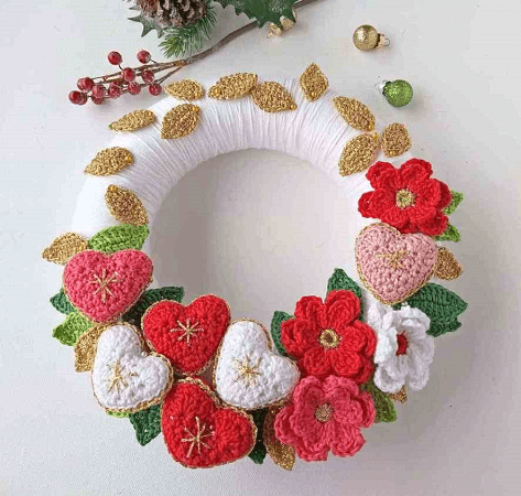 Crochet Christmas Wreath With Flowers And Hearts Pattern by Annie Design Crochet