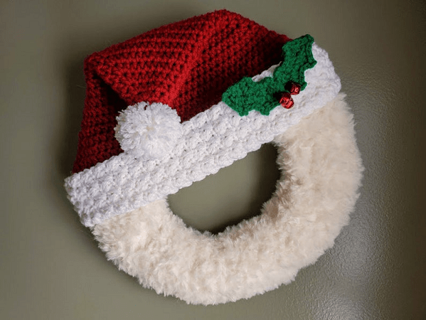 Crochet Circle Santa Wreath Pattern by Highland Hickory Designs