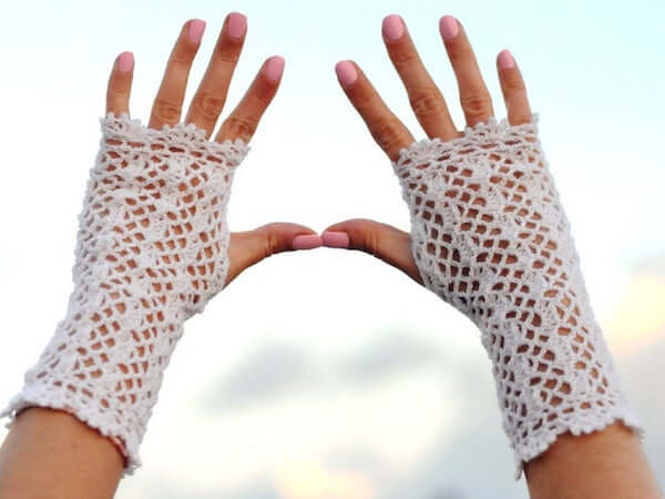 Fingerless Gloves Lace Crochet Pattern by Yaarnen