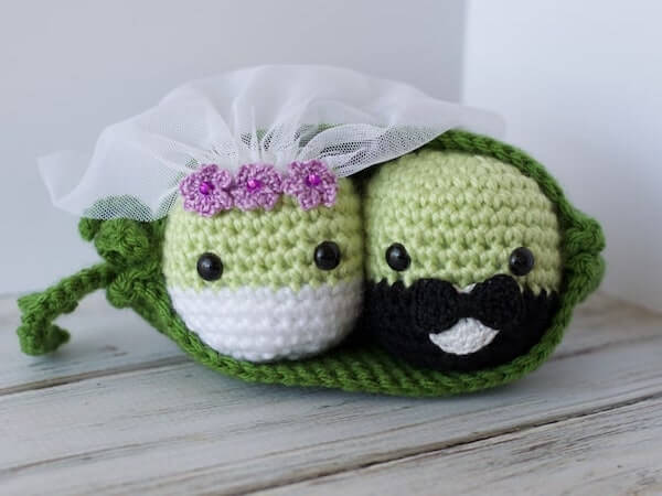 Peas In A Pod Get Married Crochet Pattern by Crochet 365 Knit Too