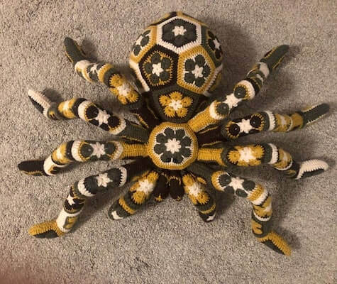 African Flower Spider Crochet Pattern by Larrie Crafts NL