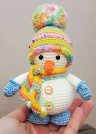 Free Snowman Crochet Pattern by Amigurumi Today