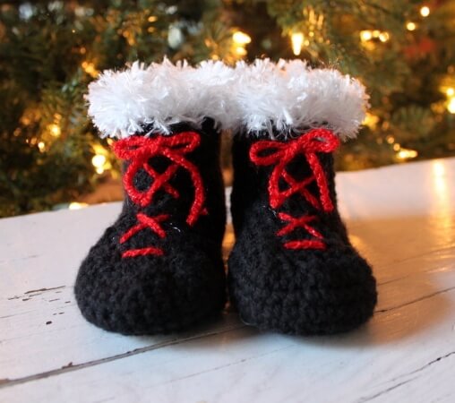 Crochet Baby Santa Boot Pattern by Ieckaleigh