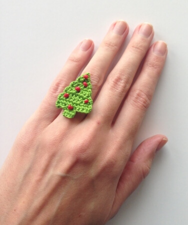 Free pattern for a Christmas Tree Ring from crocheTime