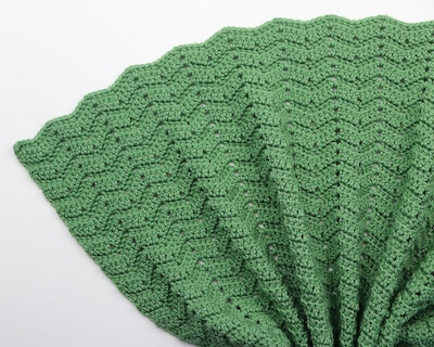 Easy Peephole Chevron Crochet Blanket Pattern by Sigoni Macaroni