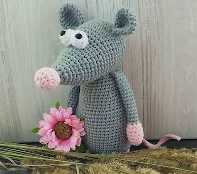 Free Amigurumi Rat Crochet Pattern by Amigurumi Space