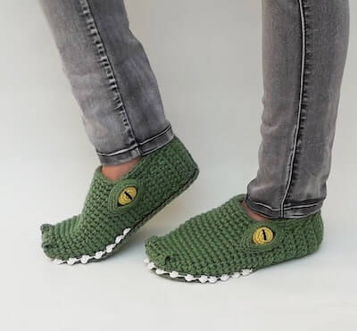 Crochet Crocodile Slippers Pattern by Upamigurrumin