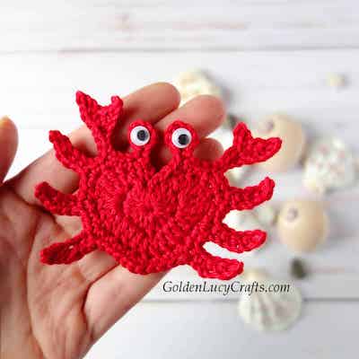 Crochet Heart Crab Applique Pattern by Golden Lucy Crafts
