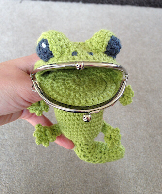 Gecko Coin Purse Free Crochet Lizard Pattern by Laura Sutcliffe