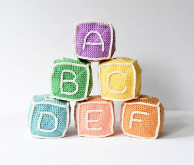 Crochet Alphabet Toy Blocks Pattern by Vliegende Hollander
