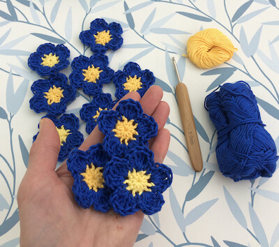 Crochet Tiny Forget Me Not Flower Pattern by Lynne Rowe