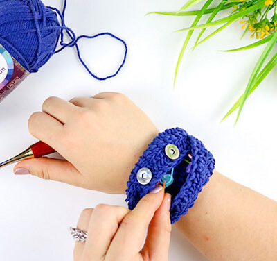 Easy Crochet Wrist Wallet Pattern by Nicki's Homemade Crafts
