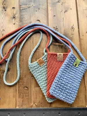 Moss Crochet Crossbody Phone Purse Pattern by Kazzolas