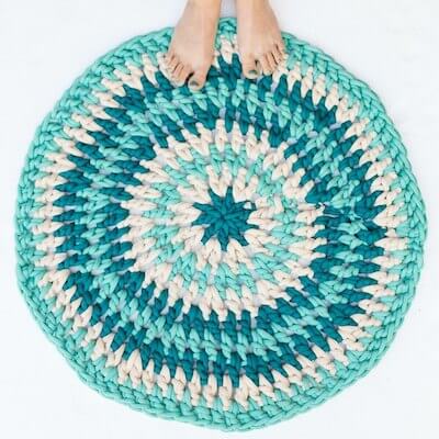 Quick And Easy Crochet Rug Pattern by Jen Dwyer