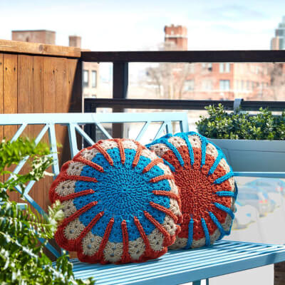 Bernat Full Circle Crochet Pillow Pattern by Yarnspirations