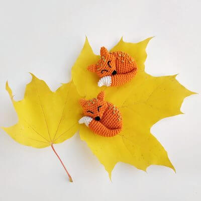 Sleeping Fox Brooch Crochet Pattern by Liliya Sharipova