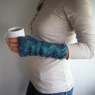 Woman Ripples Chevron Fingerless Mittens Zig Zag Crochet Pattern by AnaDdesign
