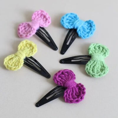 Mini Crochet Hair Bow Clip Pattern by Hello Yellow Yarn