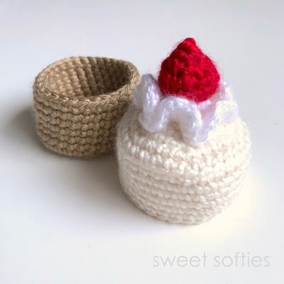 Crochet Cake Gift Box Pattern by Sweet Softies