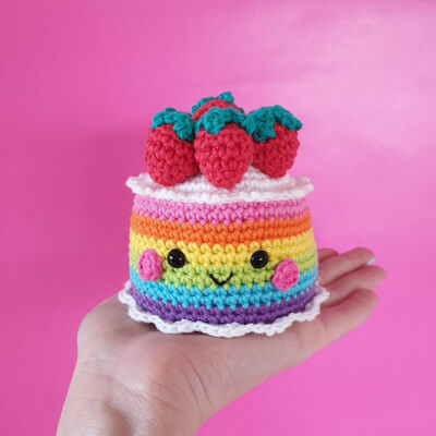 Crochet Rainbow Cake Pattern by Hobbii