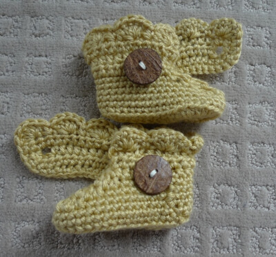 Button Free Crochet Baby Boots Pattern by All About Ami