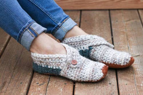 free crochet slippers pattern by Make & Do Crew