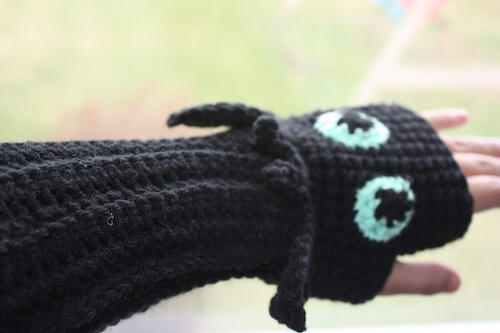 Toothless Fingerless Gloves Crochet Pattern by Becca de Kroon