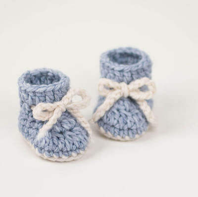 Winter Snowflake Crochet Baby Booties Pattern by Croby Patterns