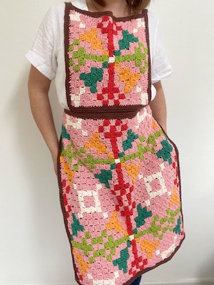 Martha's Retro C2C Apron Crochet Pattern by Hannah Cross