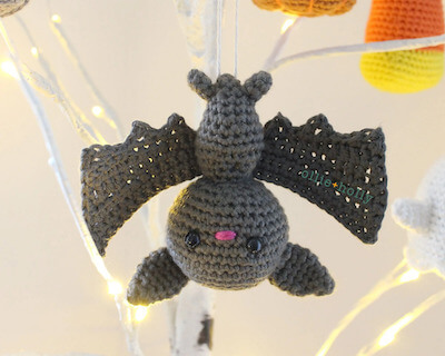 Free Halloween Bat Ornament Crochet Pattern by Ollie Holly